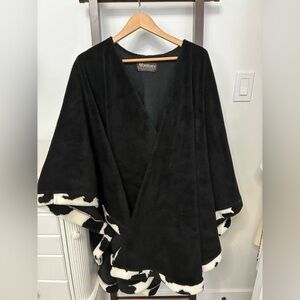 Black and White Women's wrap. One size fits all. Gorgeous and classy!